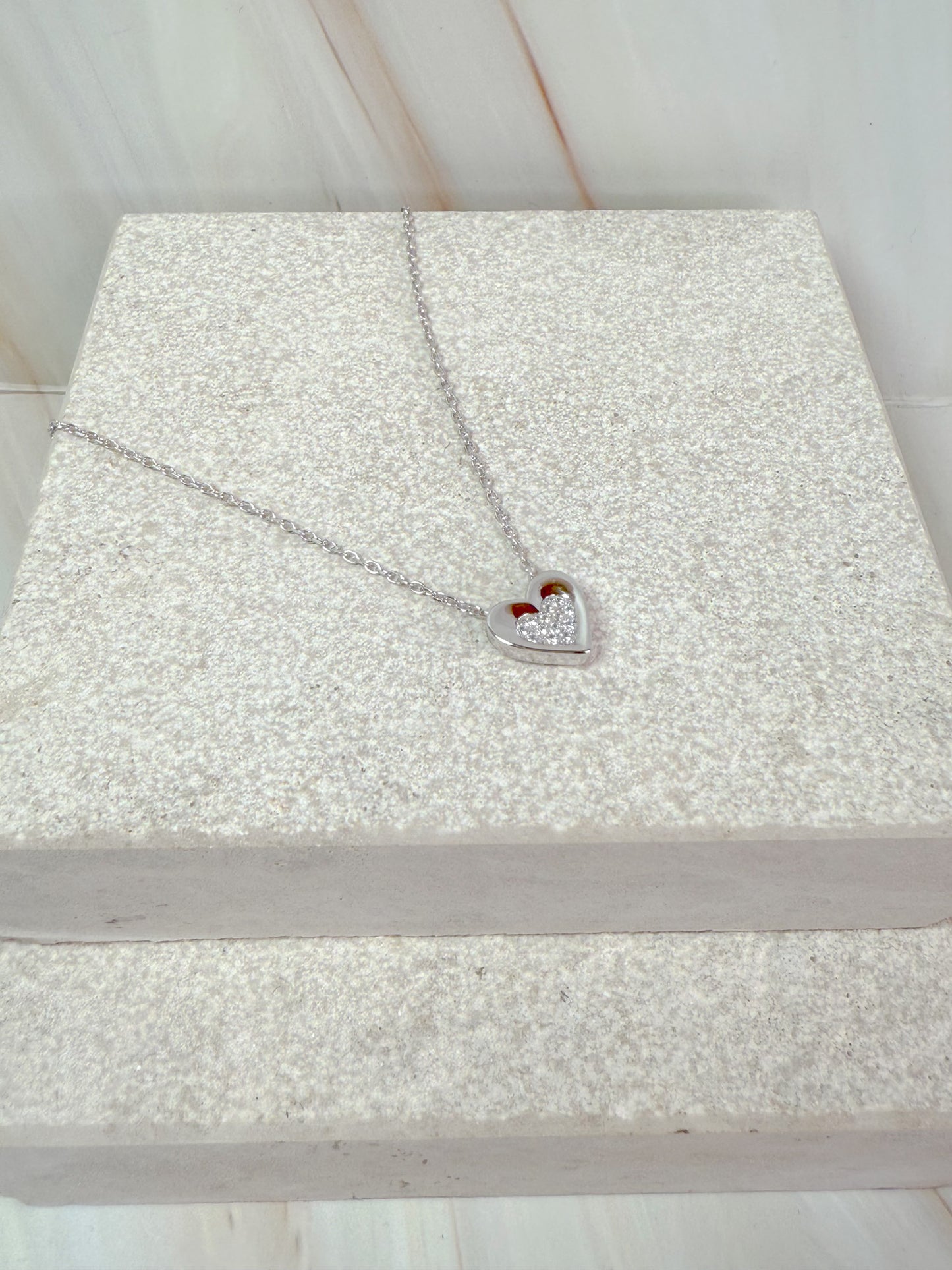 COLLANA CUORE CON ZIRCONI CENTRALI