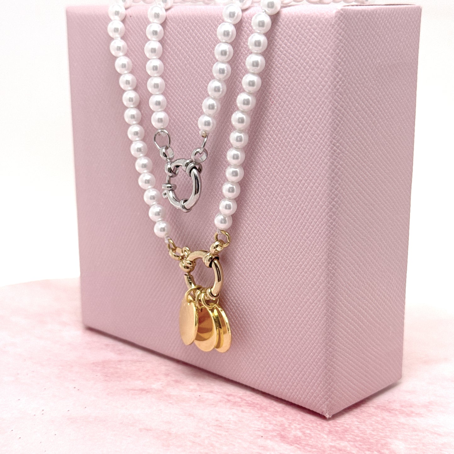 COLLANA DI PERLE CON MEDAGLINE PERSONALIZZATE