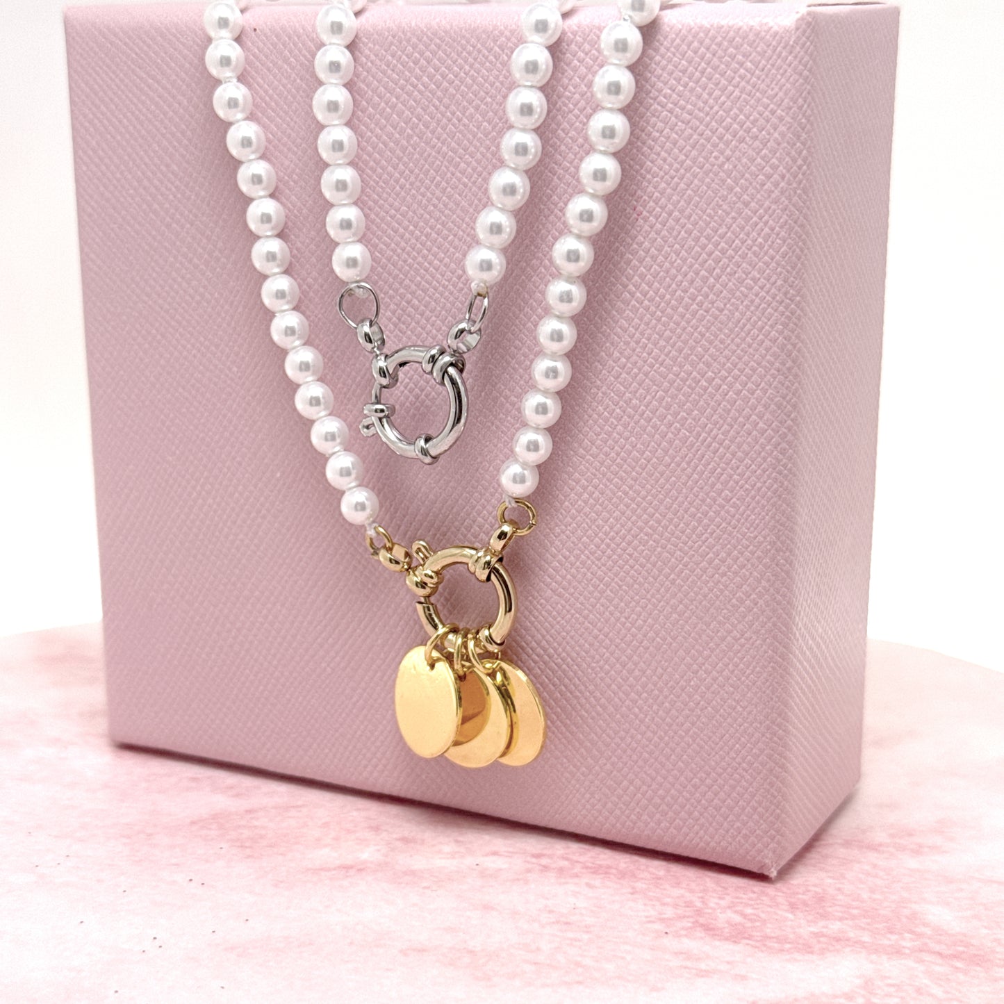 COLLANA DI PERLE CON MEDAGLINE PERSONALIZZATE
