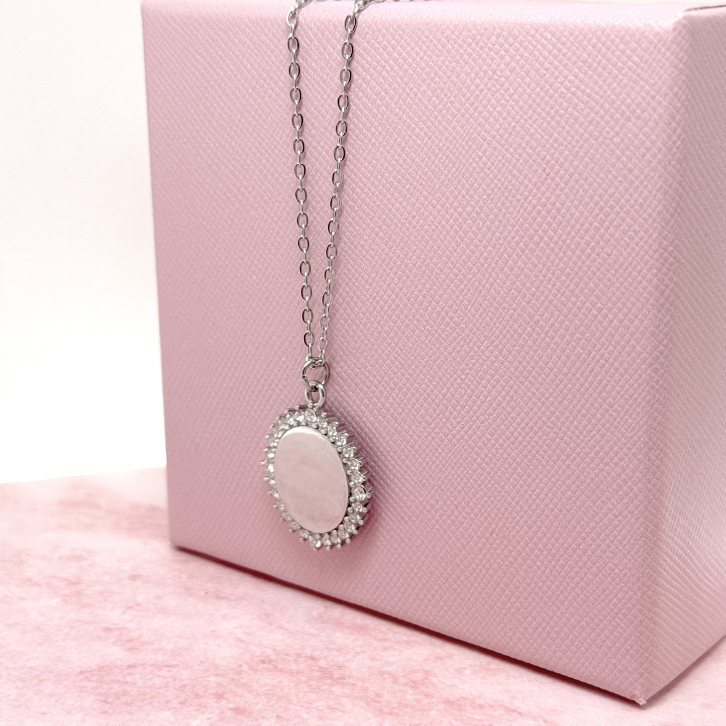 COLLANA CON PENDOLO OVALE PERSONALIZZABILE